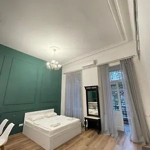 downtown-room.alltbilisihotels.com/